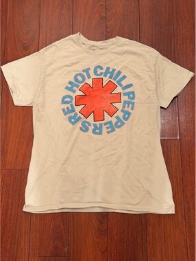 Red Hot Chili Peppers Graphic T-Shirt Beige 100% Cotton Band Tee. Size Large.